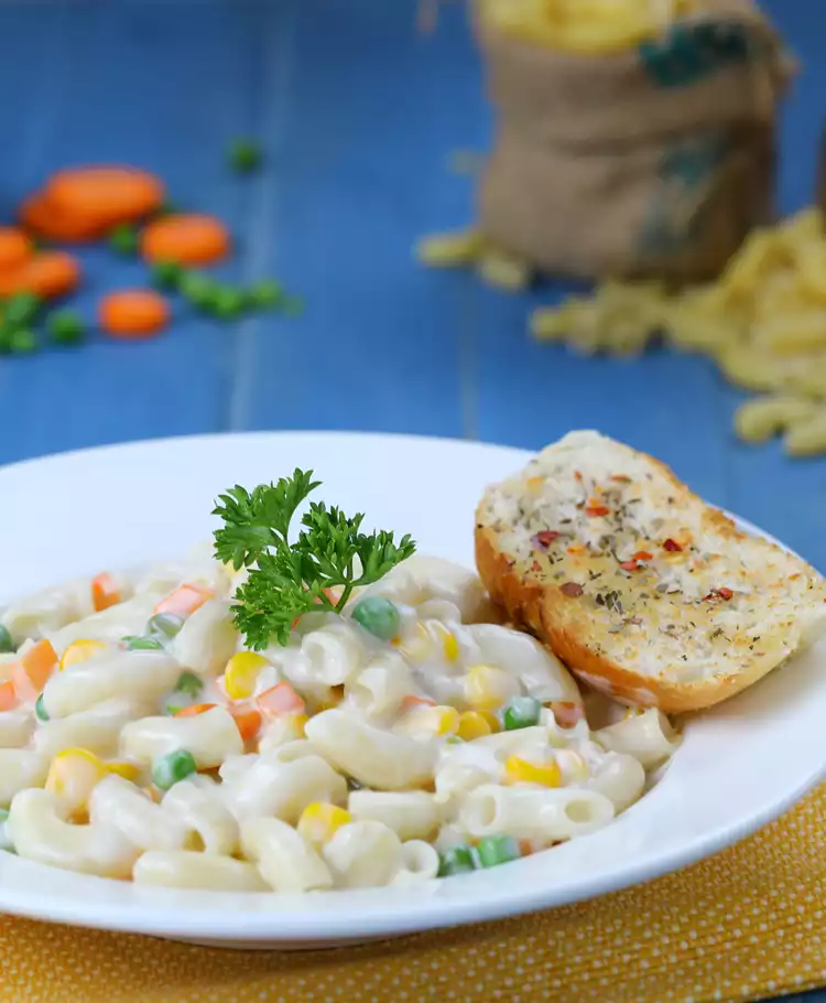 White sause macaroni n.v